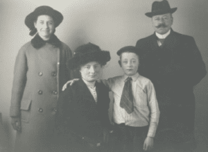Het gezin Tonnis Hendrik ca. 1914 v.l.n.r.: Jeanne Sophie, Jantje Tiktak=Jansen, Willem Karel, Tonnis Hendrik